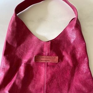 LEATHER HOBO BAG IN MAGENTA PINK